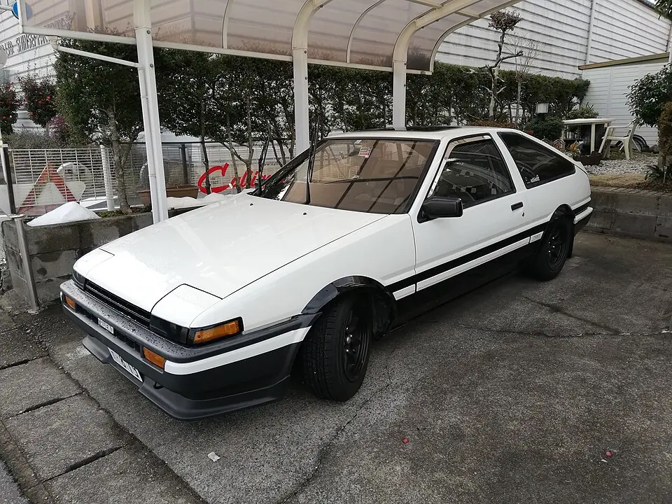 White and black Toyota Sprinter Trueno AE86, three-quarter front view