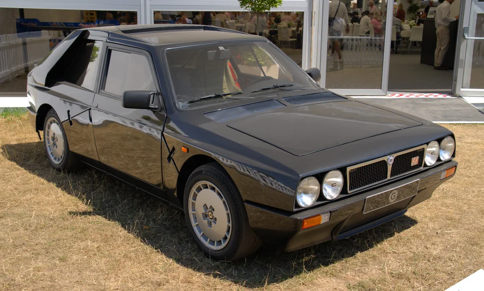 Dark grey Lancia Delta S4 Stradale, three-quarter front view
