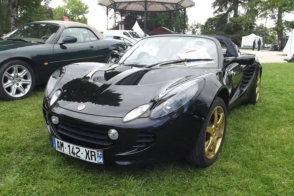 Silver Lotus Elise S2, three-quarter front view