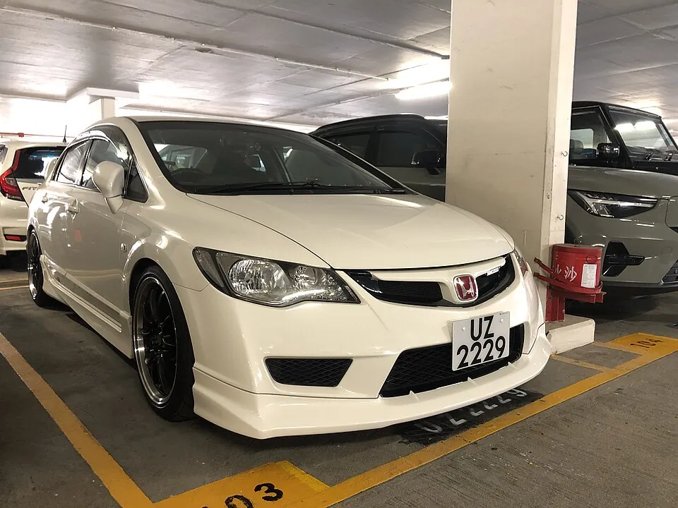 White Honda Civic Type R FD2, three-quarter front view