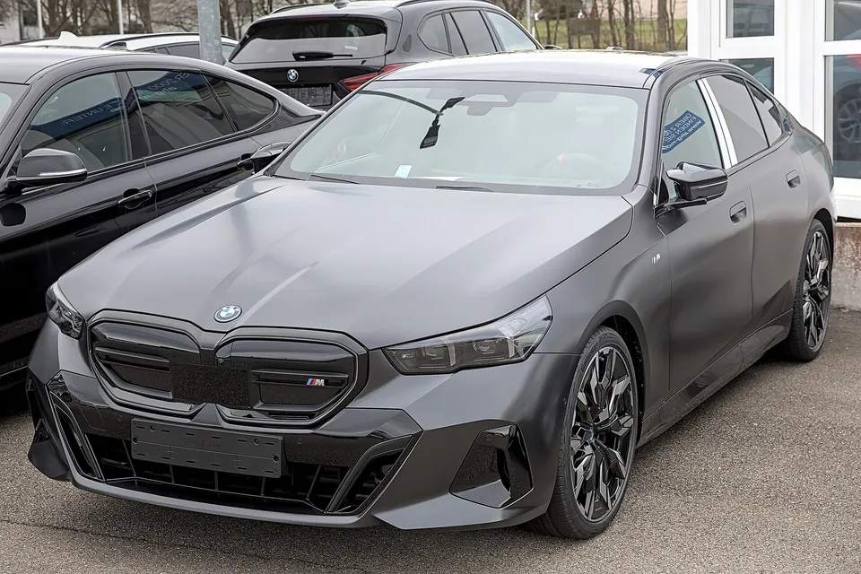 Grey BMW i5 M60, front three-quarter view