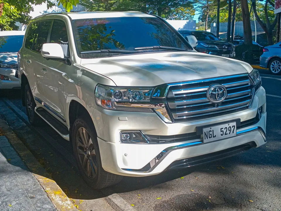 White Toyota Land Cruiser (J200) 4.5 Platinum Edition, three-quarter front view