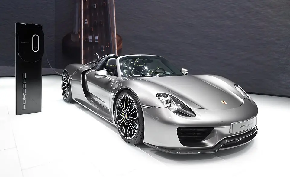 Silver Porsche 918 Spyder, three-quarter front view