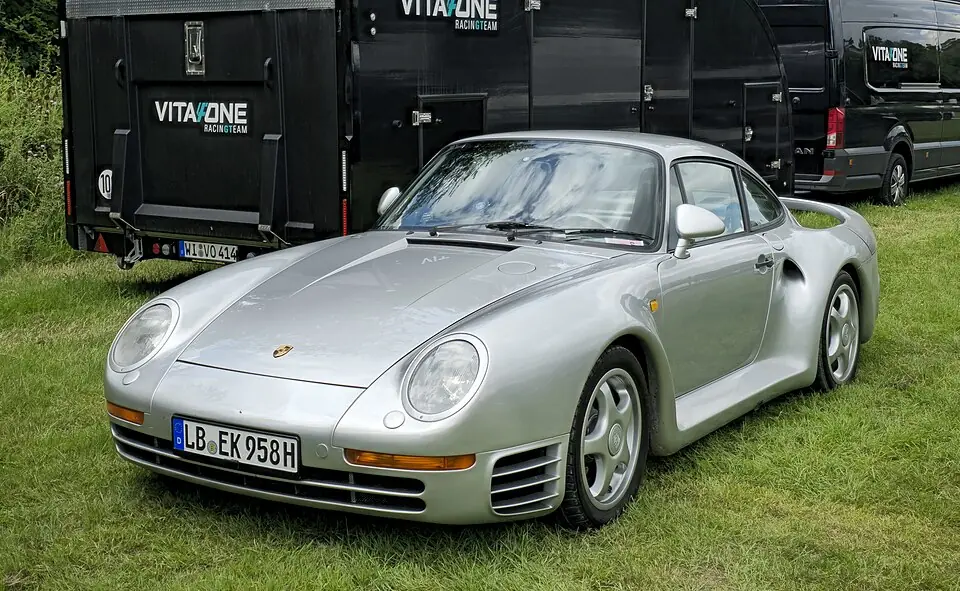 Silver Porsche 959, three-quarter front view