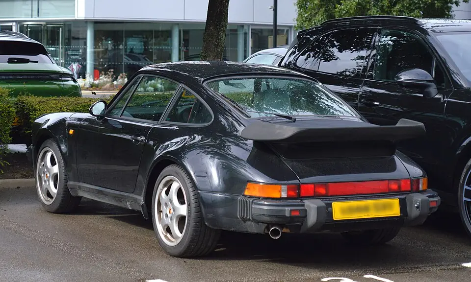 Porsche 911 Carrera (964), three-quarter front view