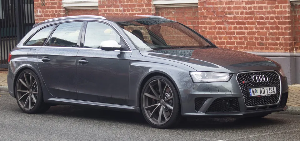 Daytona Grey Audi RS4 Avant (B8), front three-quarter view
