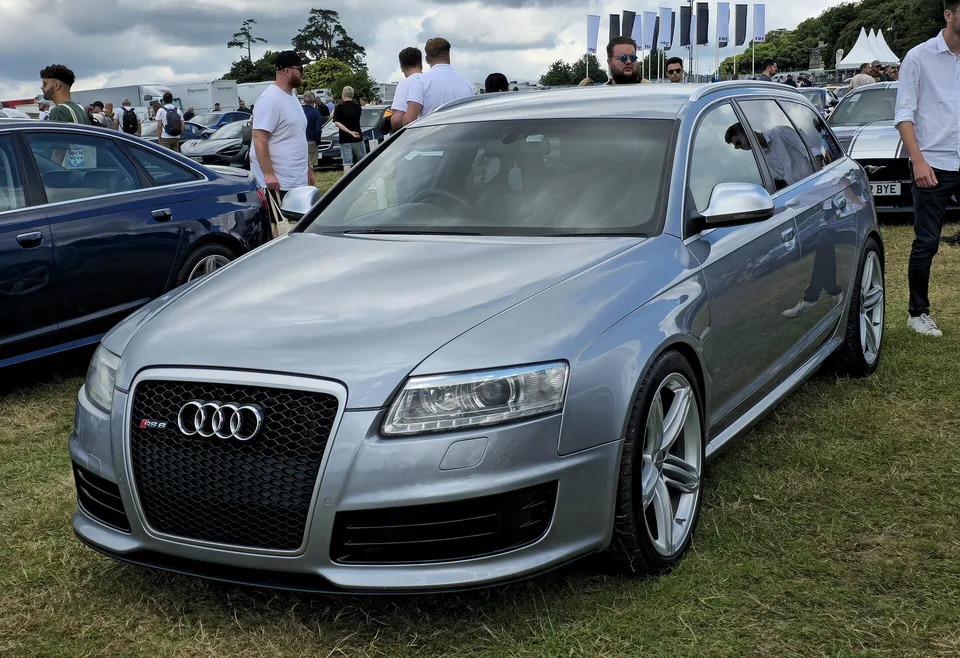 Silver Audi RS6 Avant (C6), three-quarter front view
