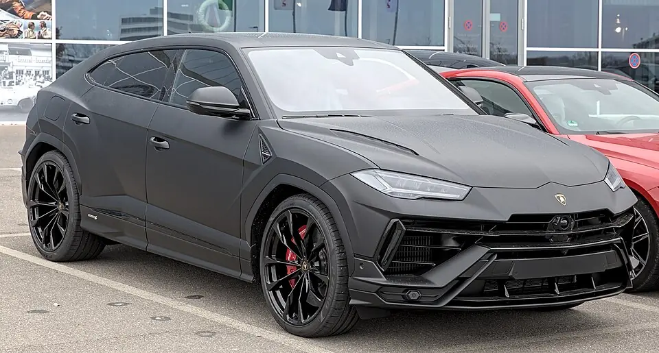 Lamborghini Urus, three-quarter front view