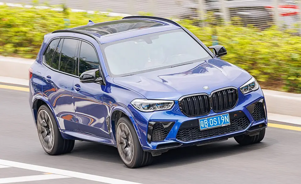 White BMW X5 M F95, three-quarter front view
