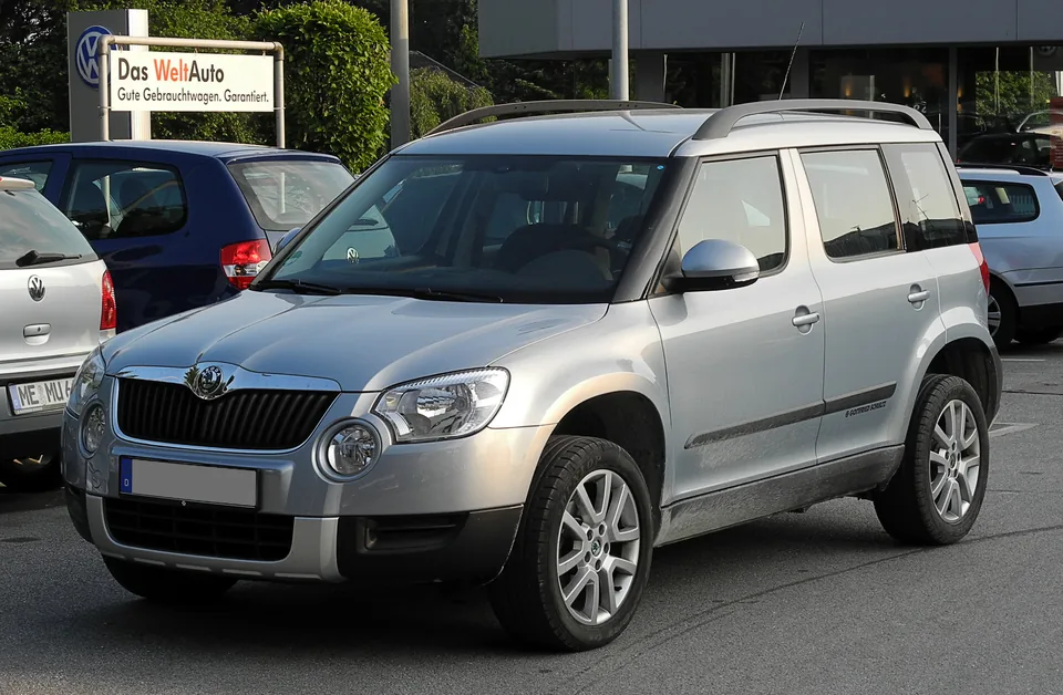 Silver Škoda Yeti (pre-facelift) on a forecourt, three-quarter front view